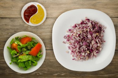 ahşap arka plan üzerinde kırmızı soğan. bir plaka üzerinde doğranmış kırmızı soğan