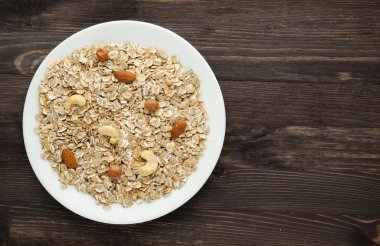 Fındıklı müsli. müsli ahşap bir masa üzerinde. müsli üstten görünüm. sağlıklı gıda