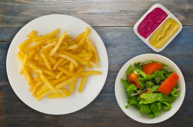  ahşap arka plan üzerinde patates kızartma. kızartma patates bir plaka üzerinde