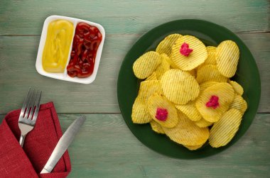 bir tabak patates cipsi. ahşap arka plan üzerinde fiş .