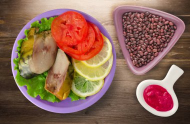 bir plaka üzerinde füme uskumru. uskumru limon ve ahşap arka plan üzerinde domates