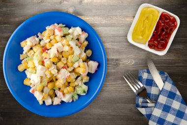 Yengeç Salata bir plaka üzerinde. Yengeç'ın salata ahşap arka plan üzerinde