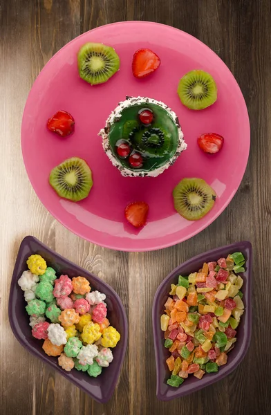 tatlı kek kivi ve çilek ahşap arka plan üzerinde. Festival tatlı bir plaka Üstten Görünüm