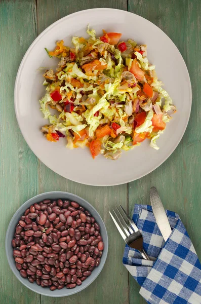 salata tavuk mideleri sebzeler (havuç, soğan, biber, lahana, domates, brokoli) ile. ahşap arka plan üzerinde bir tabakta Tavuk salatası