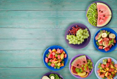 sağlıklı gıda. meyve salataları masanın üzerinde. Vegan gıda