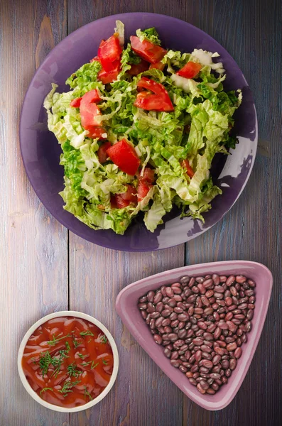 Vejetaryen Gıda. ahşap arka plan üzerinde bir tabakta lahana domates salatası. sağlıklı gıda