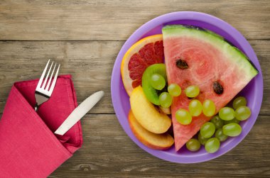 meyve bir ahşap arka plan üzerine dilimlenmiş. meyve bir tabağa dilimlenmiş