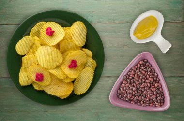 bir tabak patates cipsi. ahşap arka plan üzerinde fiş .