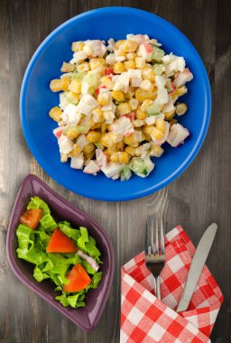 Yengeç Salata bir plaka üzerinde. Yengeç'ın salata ahşap arka plan üzerinde