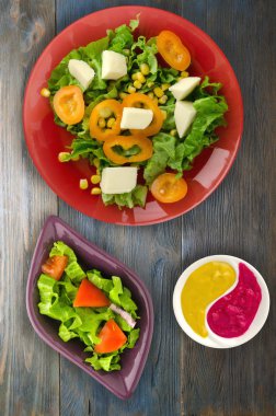  salata, peynir, salata, Mısır, biber ahşap arka plan üzerinde. Vejetaryen salata bir plaka üzerinde. Vejetaryen salata Üstten Görünüm