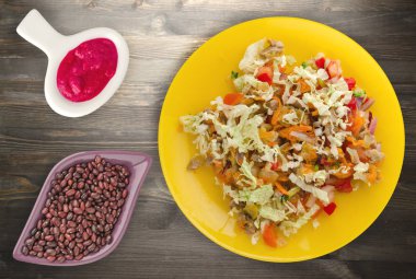 salata tavuk mideleri sebzeler (havuç, soğan, biber, lahana, domates, brokoli) ile. ahşap arka plan üzerinde bir tabakta Tavuk salatası