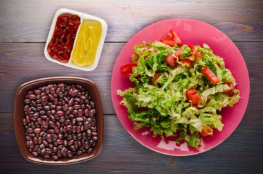 Vejetaryen Gıda. ahşap arka plan üzerinde bir tabakta lahana domates salatası. sağlıklı gıda