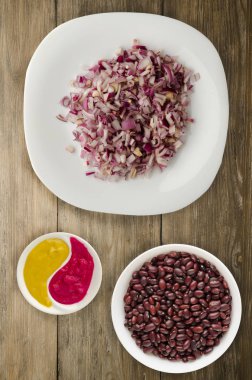 ahşap arka plan üzerinde kırmızı soğan. bir plaka üzerinde doğranmış kırmızı soğan