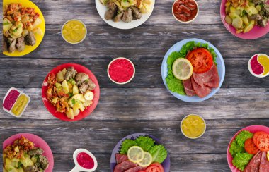 et yemekleri bir plaka üzerinde. bir tabak salata. masaya yiyecek bolluğu. Gıda üstten görünüm