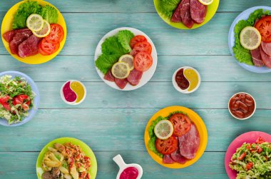 et yemekleri bir plaka üzerinde. bir tabak salata. masaya yiyecek bolluğu. Gıda üstten görünüm