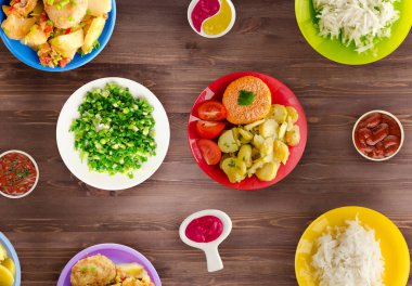      Lezzetli tecrübeli kızarmış domuz pirzolası baharatlı bir Marine pişmiş haşlanmış patates, salata ve sos ile servis edilir. Pirzola bir ahşap masa üstü bir plaka üzerinde göster