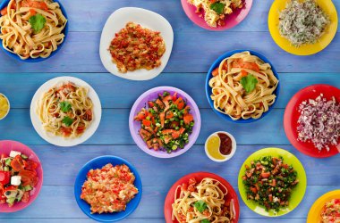 Makarna sebze ve sos bir tablo. Bir tabak spagetti. Akdeniz yemekleri