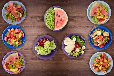 sağlıklı gıda. meyve salataları masanın üzerinde. Vegan gıda