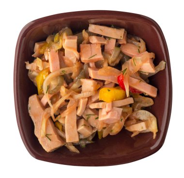 beyaz bir arka plan üzerinde izole bir tabak salata berlin. sosis, salatalık, biber bir plaka üstten görünüm üzerinde