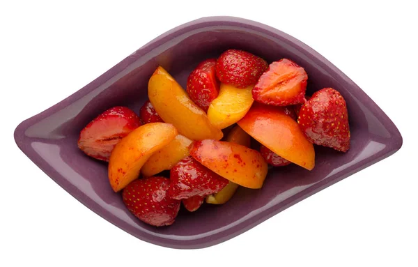 草莓和杏切片在白色背景的盘子上 草莓和杏切片在一个板块的顶部视图 — 图库照片