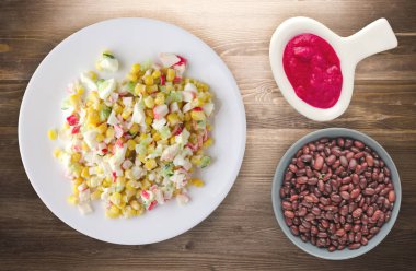 Yengeç Salata bir plaka üzerinde. Yengeç'ın salata ahşap arka plan üzerinde