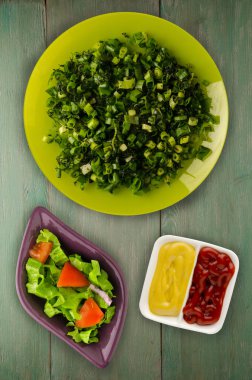 Vejetaryen Gıda. soğan ve dereotu ahşap arka plan üzerinde bir tabakta. sağlıklı gıda