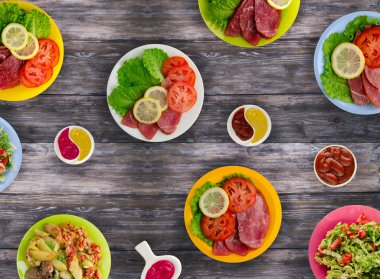 et yemekleri bir plaka üzerinde. bir tabak salata. masaya yiyecek bolluğu. Gıda üstten görünüm