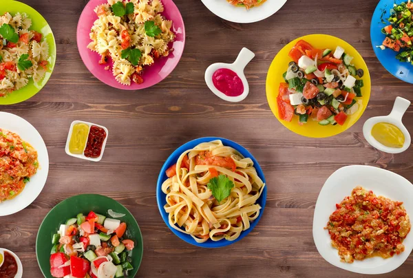 Makarna sebze ve sos bir tablo. Bir tabak spagetti. Akdeniz yemekleri