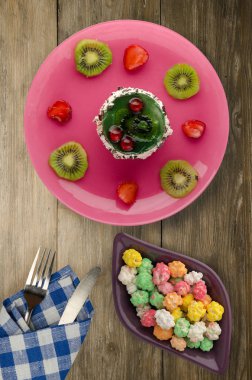 tatlı kek kivi ve çilek ahşap arka plan üzerinde. Festival tatlı bir plaka Üstten Görünüm