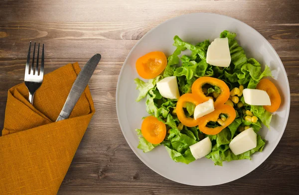 Salade Fromage Laitue Maïs Poivre Sur Fond Bois Salade Végétarienne — Photo