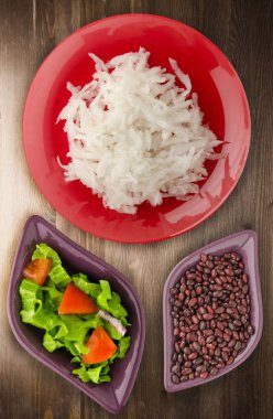 Daikon ahşap arka plan üzerinde. Daikon bir plaka üzerinde