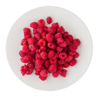 Ahududu beyaz arka plan üzerinde izole bir plaka üzerinde. Ahududu levhadanoluşan üst üzerinde görüntüleyin. sağlıklı gıda