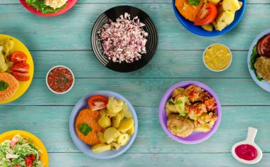      Lezzetli tecrübeli kızarmış domuz pirzolası baharatlı bir Marine pişmiş haşlanmış patates, salata ve sos ile servis edilir. Pirzola bir ahşap masa üstü bir plaka üzerinde göster