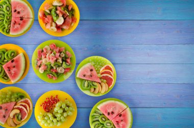 sağlıklı gıda. meyve salataları masanın üzerinde. Vegan gıda