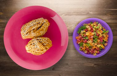 kek bir plaka üstüne susam ile görüntüleyin. Susam ahşap zemin ile kek