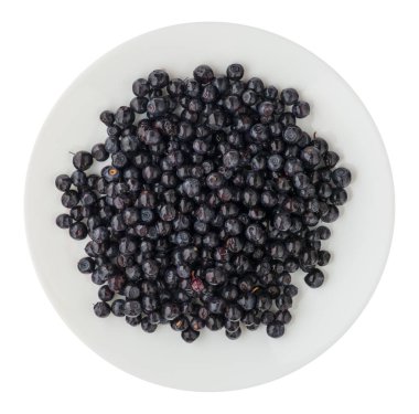 Beyaz arka plan üzerinde izole bir plaka üzerinde yaban mersini. yaban mersini türüne. sağlıklı gıda