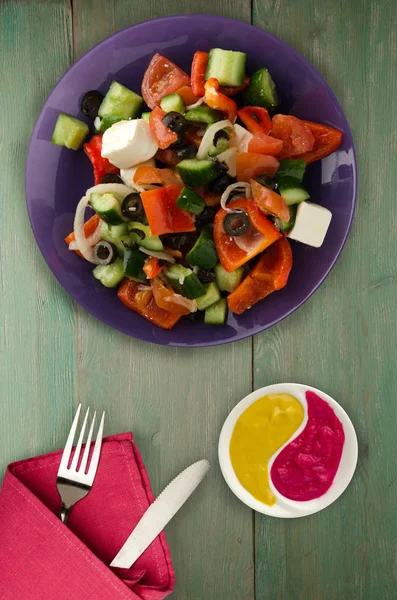 Salade Grecque Sur Fond Bois Salade Grecque Sur Une Assiette — Photo