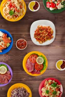 Makarna sebze ve sos bir tablo. Bir tabak spagetti. Akdeniz yemekleri