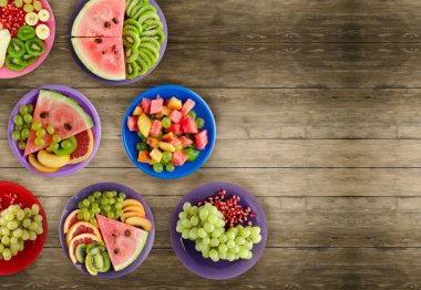 sağlıklı gıda. meyve salataları masanın üzerinde. Vegan gıda