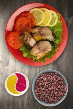 bir plaka üzerinde füme uskumru. uskumru limon ve ahşap arka plan üzerinde domates