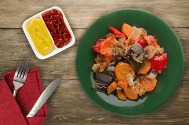 ahşap arka plan üzerinde sebze güveç. Bulgarca olarak güveç