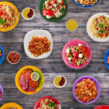 Makarna sebze ve sos bir tablo. Bir tabak spagetti. Akdeniz yemekleri