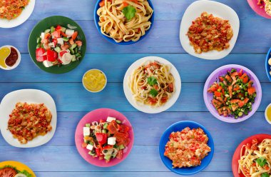 Makarna sebze ve sos bir tablo. Bir tabak spagetti. Akdeniz yemekleri