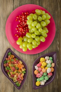 üzüm, nar ahşap arka plan üzerinde. üzüm, nar bir plaka üzerinde