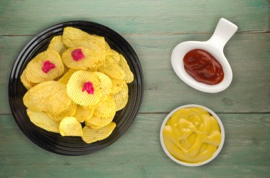 bir tabak patates cipsi. ahşap arka plan üzerinde fiş .