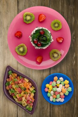 tatlı kek kivi ve çilek ahşap arka plan üzerinde. Festival tatlı bir plaka Üstten Görünüm