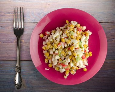 Yengeç Salata bir plaka üzerinde. Yengeç'ın salata ahşap arka plan üzerinde