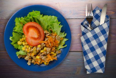 tavuk mideleri havuç ve Mısır ve bir tabak salataya salata. ahşap arka plan üzerinde Sebzeli tavuk salatası