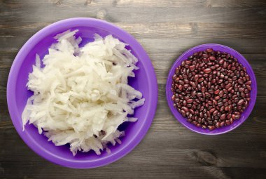 Daikon ahşap arka plan üzerinde. Daikon bir plaka üzerinde