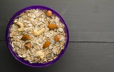 Fındık yulaf ezmesi. Ahşap bir masa üzerinde yulaf ezmesi. Yulaf ezmesi üstten görünüm. Sağlıklı gıda